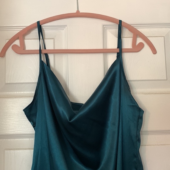 Emerald satin style dress - Picture 2 of 4